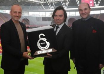 Kulübümüzden Rayo Vallecano maçı öncesi Lider Raul Martin Presa’ya plaket takdimi